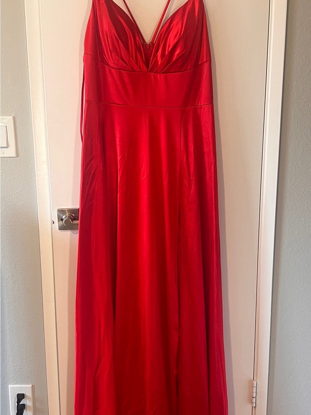 Red V-Neck Evening Dress - Elegant Women's Gown 18
